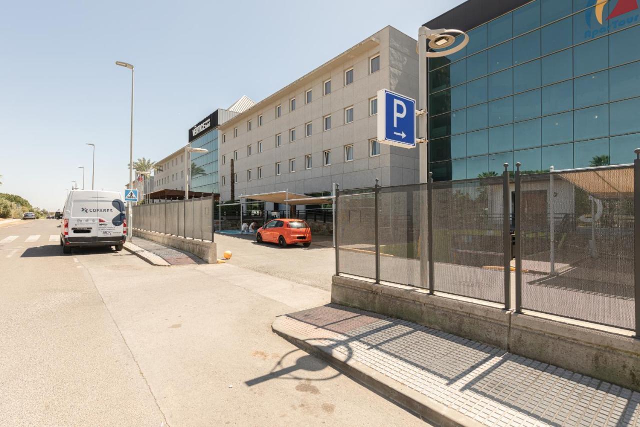 Apartment With Free Parking And Pool Bormujos Exteriör bild