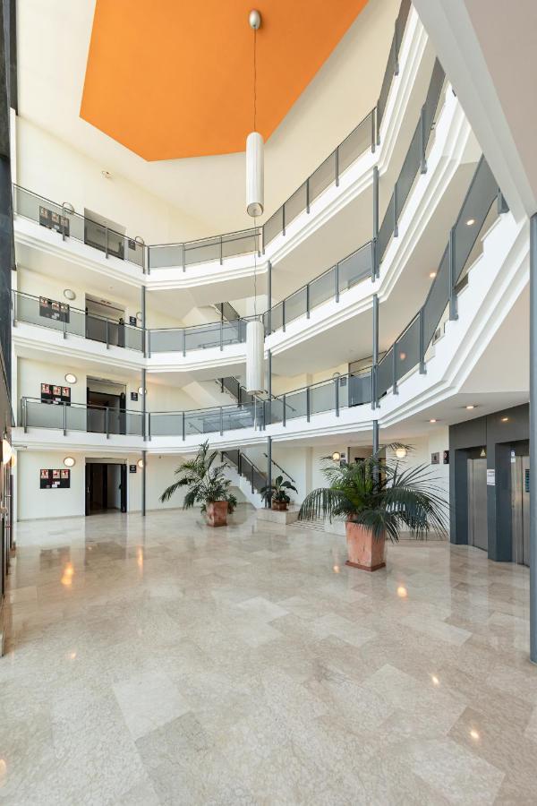 Apartment With Free Parking And Pool Bormujos Exteriör bild